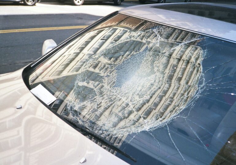 Un adolescent s-a ales cu dosar penal după ce a spart parbrizele unor mașini într-o provocare pe Tik Tok