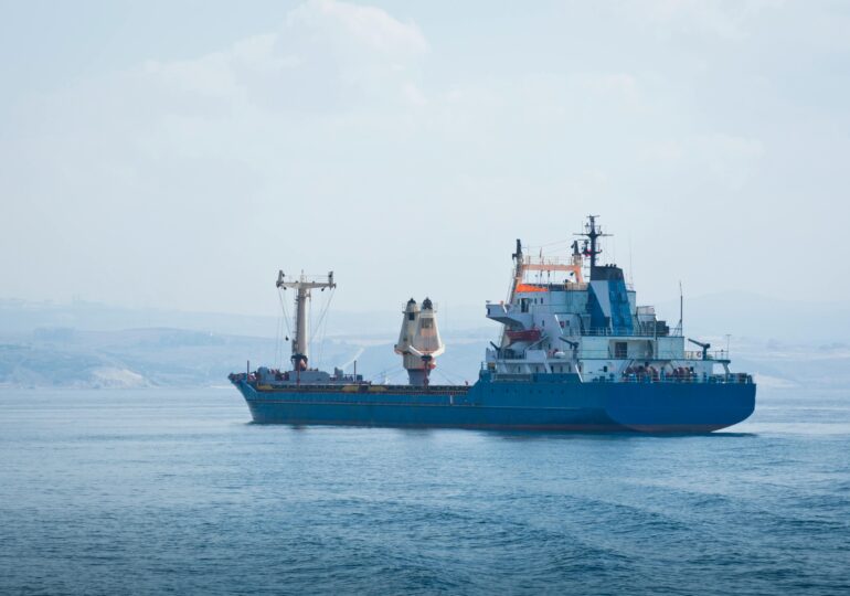 Joc periculos pe mare: Rusia ar fi trimis un submarin pentru a escorta un petrolier din „flota fantomă”, urmărit de SUA