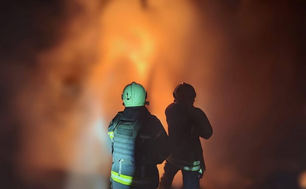 Ziua 1422 Rușii atacă un loc de joacă. Sute de mii de ucraineni au plecat de pe front. Alte morți misterioase în Rusia. Kremlinul îi ține isonul lui Trump