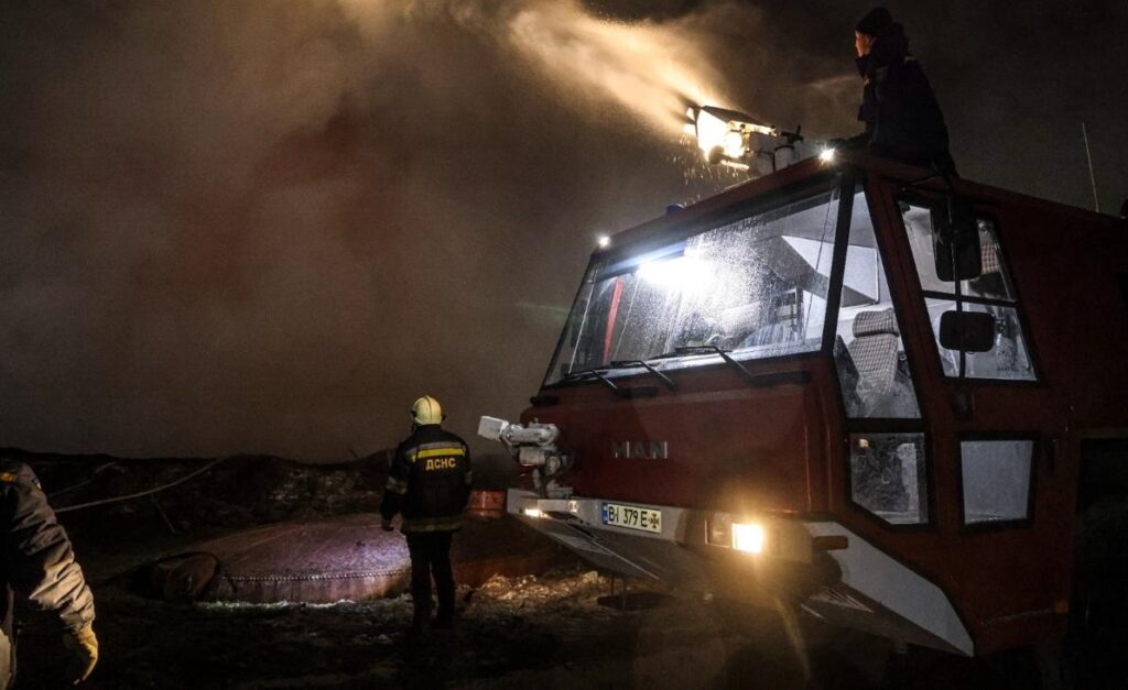 Ziua 1427 Rușii lovesc iar Kievul, unde oamenii rămân fără căldură. Centrala nucleară de la Cernobîl nu mai are curent. Ucraina se apără cu costuri uriașe, Moscova face reformă bugetară
