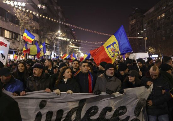 Activistul care a proiectat mesajul ”Marș la Moscova” în timpul protestului AUR a fost amendat