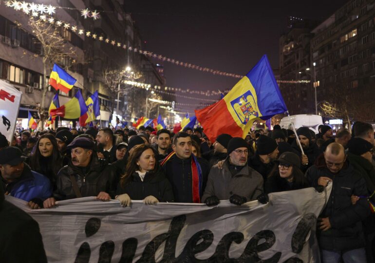 Activistul care a proiectat mesajul ”Marș la Moscova” în timpul protestului AUR a fost amendat