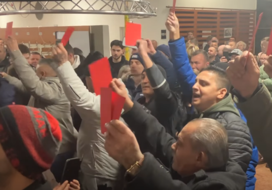 Protest cu cartonașe roșii și perii de toaletă la Budapesta, după declarațiile unui ministru împotriva romilor (Foto & Video)