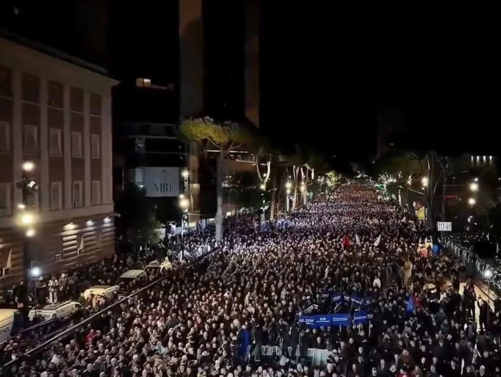 ”Albania nu e de vânzare”. Mobilizare masivă la Tirana împotriva proiectului imobiliar în care este implicată familia Trump (Foto & Video)