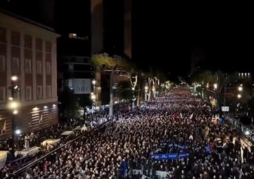 ”Albania nu e de vânzare”. Mobilizare masivă la Tirana împotriva proiectului imobiliar în care este implicată familia Trump (Video)