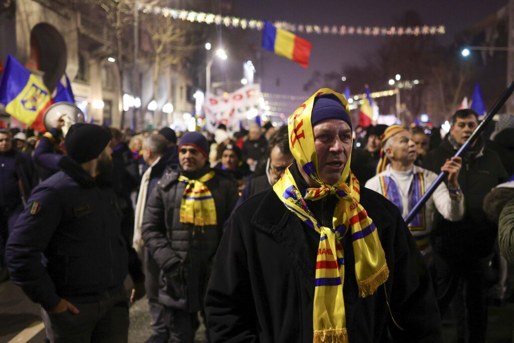 Protest față de Guvern, organizat de AUR. Unii manifestanți au aruncat cu PET-uri, bulgări și panouri metalice spre forțele de ordine. Jandarmii au folosit substanțe lacrimogene (Foto)