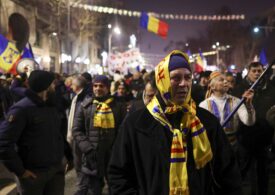 Protest față de Guvern, organizat de AUR. Unii manifestanți au aruncat cu PET-uri, bulgări și panouri metalice spre forțele de ordine. Jandarmii au folosit substanțe lacrimogene (Foto)