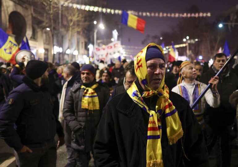 Protest față de Guvern, organizat de AUR. Participanții au pornit în marș spre Piața Victoriei și scandează ”Călin Georgescu președinte!” (Foto)