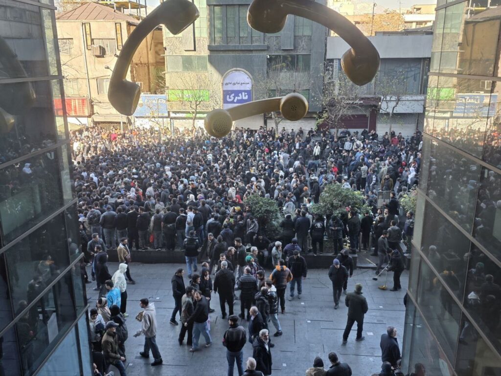 Represiune violentă în Iran: Peste 530 de morți. Internetul e oprit. Spitalele sunt copleșite, nu mai sunt locuri la morgă. Trump ia în calcul intervenția militară