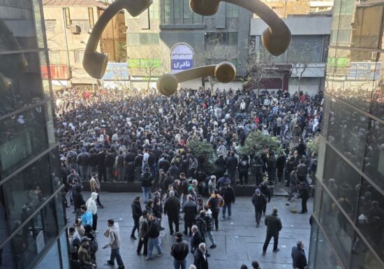 Protestele din Iran: Spitalele sunt copleșite de oameni împușcați. Zeci de morți, inclusiv copii. O femeie strigă cu gura plină de sânge: „Nu mi-e frică! Sunt moartă de 47 de ani!” (Video)