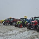 Fermierii protestează cu tractoarele pe lângă turnul Eiffel (Foto&Video)