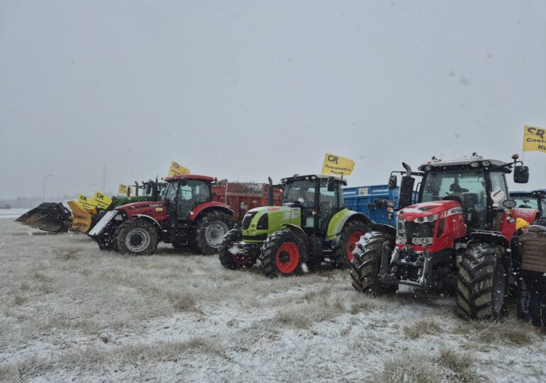 Fermierii protestează cu tractoarele pe lângă turnul Eiffel (Foto&Video)