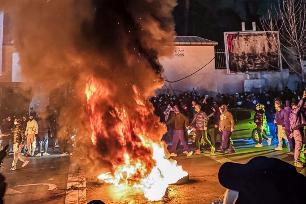 SUA își retrag o parte din trupele de la bazele din Orientul Mijlociu. Iranul amenință cu represalii dacă Trump atacă. Alertă MAE: Părăsiți imediat țara!