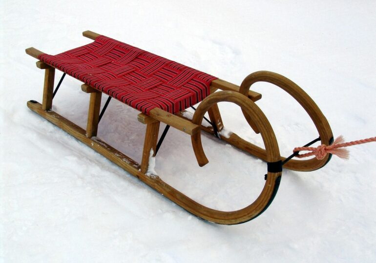 Adolescent de 17 ani, mort după ce sania trasă de o mașină a lovit un cap de pod. Poliția avertizează: Nu transformați drumul public în derdeluș