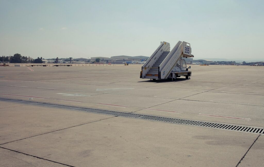Incident pe un aeroport din Europa: Zeci de pasageri au fost uitați pe o scară, iar avionul a decolat fără ei