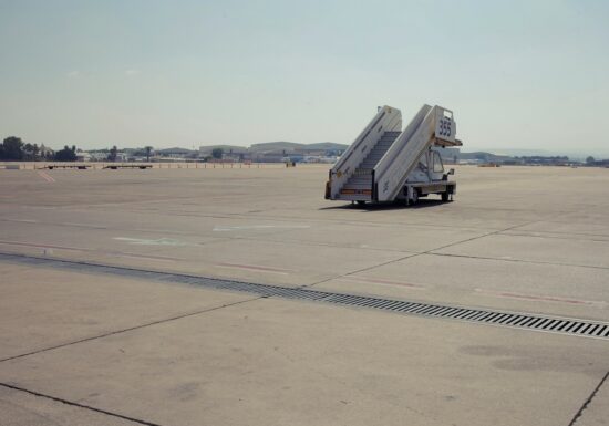 Incident pe un aeroport din Europa: Zeci de pasageri au fost uitați pe o scară, iar avionul a decolat fără ei