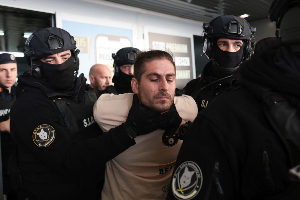 Crima de la Sibiu: Al treilea suspect, considerat creierul jafului mortal, a fost adus în România