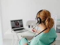 Guvernul reglementează pentru prima dată telemedicina în România și impune subiecte unice pentru examenele medicilor