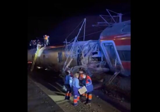 Cel puțin 21 de morți după coliziunea a două trenuri de mare viteză în sudul Spaniei (Video)