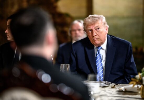 Obsesia lui Trump ține SUA pe loc, în timp ce China merge înainte în cursa globală a energiei