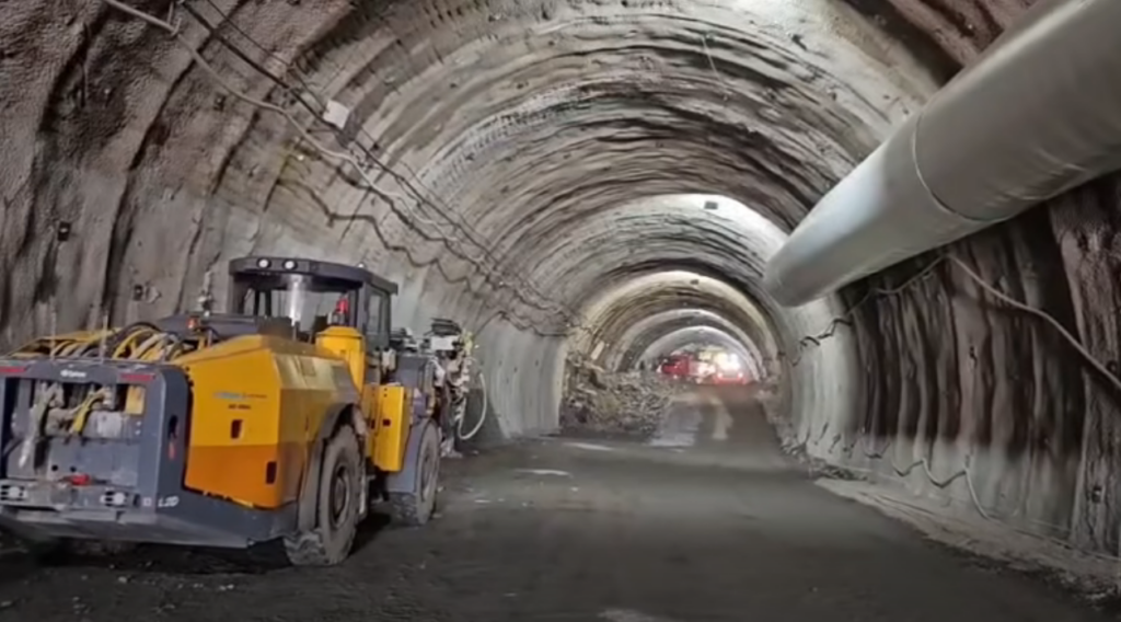 Se lucrează fără întrerupere pe secțiunea montană din Autostrada Sibiu-Pitești: Săpăturile avansează în tunelul de aproape 1 km (Video)