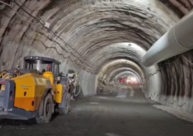 Se lucrează fără întrerupere pe secțiunea montană din Autostrada Sibiu-Pitești: Săpăturile avansează în tunelul de aproape 1 km (Video)