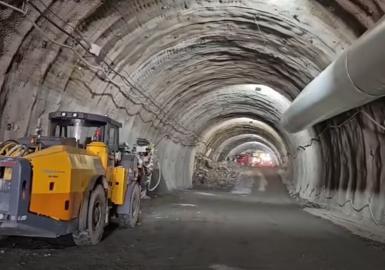 Se lucrează fără întrerupere pe secțiunea montană din Autostrada Sibiu-Pitești: Săpăturile avansează în tunelul de aproape 1 km (Video)