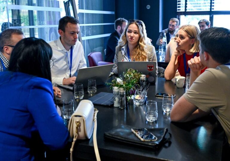 Cum ne putem asigura că noul Pachet Energie pentru Cetățeni îi implică eficient pe locuitorii din UE într-un viitor cu energie curată?