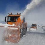 Trafic îngreunat de ninsoare pe Valea Oltului, utilaje de deszăpezire blocate de mașini între Novaci și Rânca. Ploaie înghețată și „șosele-oglindă” în Oltenia