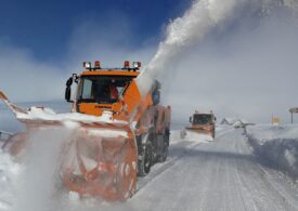 Trafic îngreunat de ninsoare pe Valea Oltului, utilaje de deszăpezire blocate de mașini între Novaci și Rânca. Ploaie înghețată și "șosele-oglindă" în Oltenia