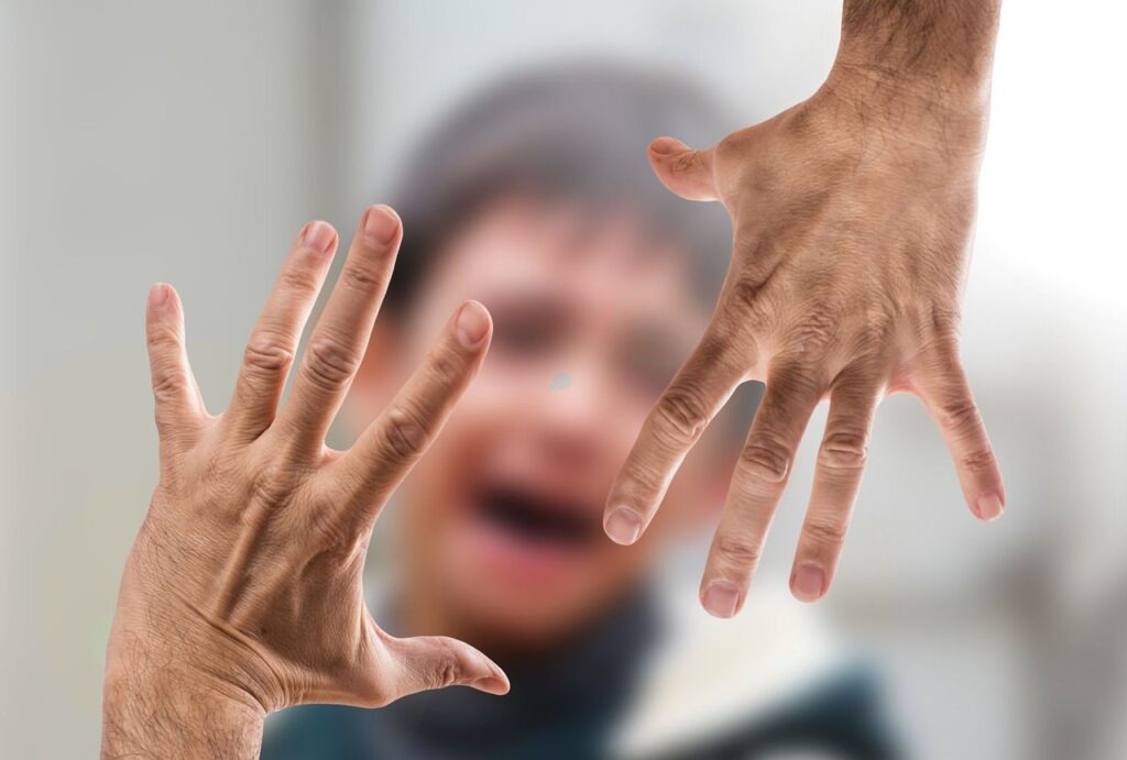 Agresorii sexuali condamnați nu vor mai avea voie să se angajeze în școli, spitale sau centre de educație și sport – legea merge la promulgare