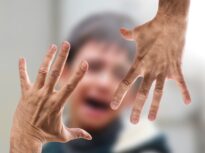 Agresorii sexuali nu se vor mai putea angaja în școli, spitale sau centre de educație și sport – legea merge la promulgare