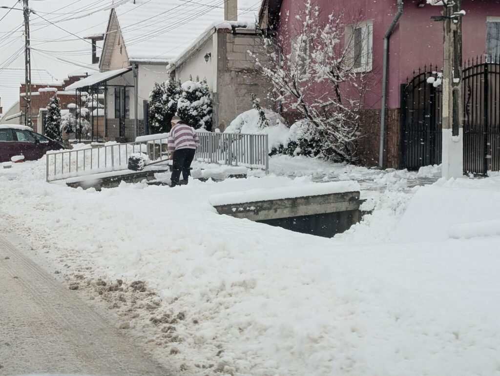 Ninsoarea închide școlile chiar din prima zi. Lista județelor afectate