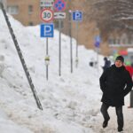 Stare de urgență într-o zonă din Rusia unde nămeții ajung până la etajul 2. Doi bărbați au murit striviți de zăpadă (Video)