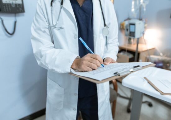 Fără bisturiu, fără spitalizare: ce opțiuni există azi în proctologie