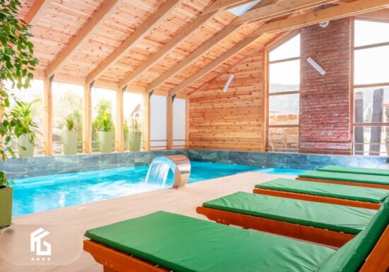 Relaxare autentică la Forest Green: Cazare cu ciubăr în Gura Humorului pentru seri de neuitat!