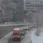 Situația traficului, duminică dimineață: drumuri județene închise, întârzieri pe Aeroportul Otopeni și restricții pentru camioane