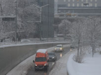 Situația traficului, duminică dimineață: drumuri județene închise, întârzieri pe Aeroportul Otopeni și restricții pentru camioane