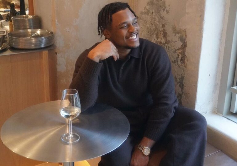 Influencer american, reținut la București. L-a lovit pe fratele lui Rareș Ion, în timp ce era LIVE pe Net