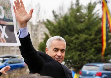 Cine îl ajută pe Călin Georgescu să rămână în cărți