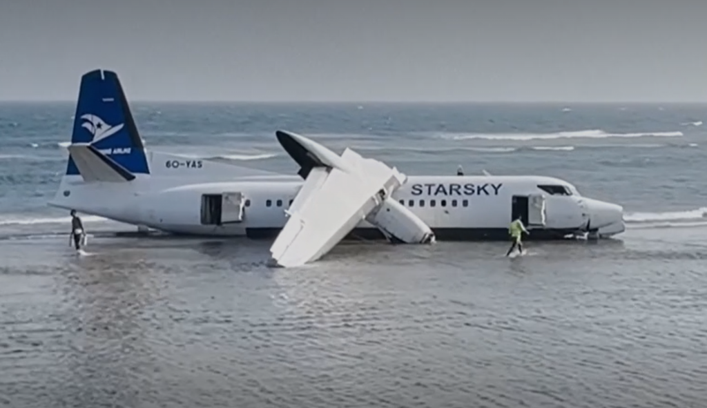 Un avion cu 55 de oameni la bord a depășit pista și s-a oprit în apele Oceanului Indian. Pilotul a reușit să evite o tragedie (Video)