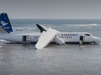 Un avion cu 55 de oameni la bord a depășit pista și s-a oprit în apele Oceanului Indian. Pilotul a reușit să evite o tragedie (Video)