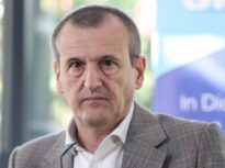 Fostul consilier prezidențial Cristian Preda și-a rupt diploma de doctor, în direct, la TV (Video)