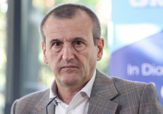 Fostul consilier prezidențial Cristian Preda și-a rupt diploma de doctor, în direct, la TV (Video)