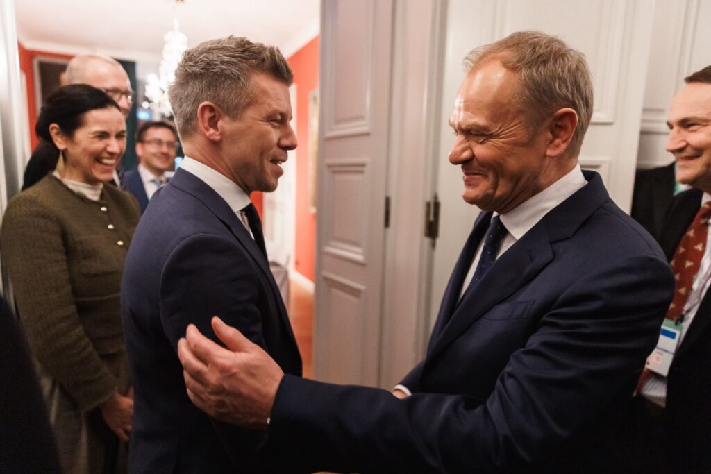 „Doar o coincidență de nume”. Dialogul dintre premierul Poloniei și liderul opoziției ungare a stârnit hohote de râs și a devenit viral (Video)