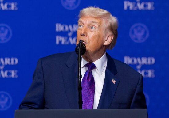 Trump spune că ia în considerare un atac limitat pentru a face presiuni asupra Iranului