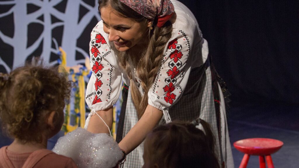 Fata babei și fata moșului