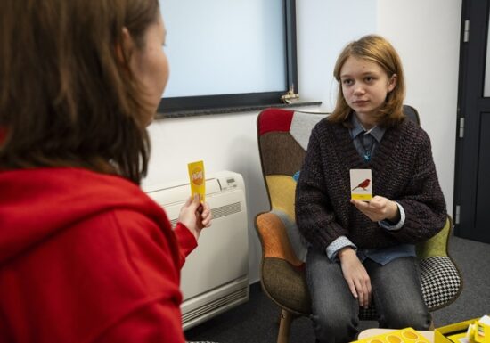 Patru ani de război în Ucraina: Salvați Copiii România derulează campania „Căldură pentru Ucraina”, pentru achiziția de generatoare electrice: școli, spitale, locuințe din Ucraina sunt lăsate în frig și întuneric