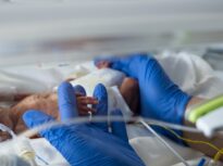 Salvați Copiii dotează Secția ATI neonatală a Spitalului Universitar de Urgență din București cu aparatură vitală, în contextul creșterii mortalității infantile