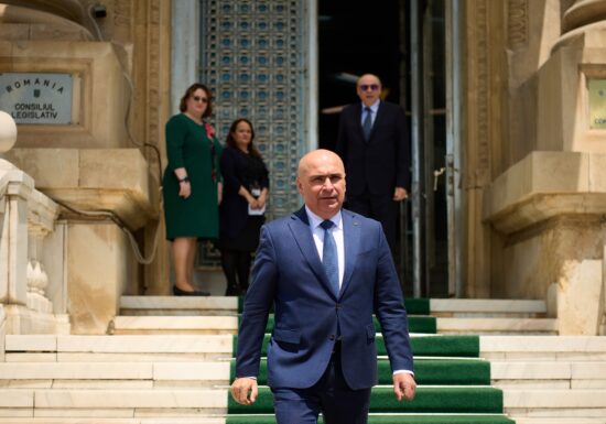 Bolojan a informat CCR că amânările deciziilor privind pensiile magistraților pun în pericol banii României din PNRR